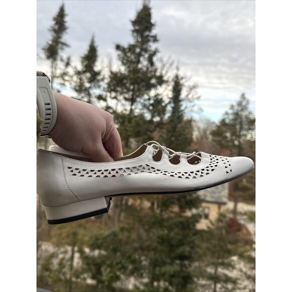 VANELI Slip-on Oxfords Womens 9 SS Narrow White Soft Leather Low Heels Cut Out - Picture 14 of 16